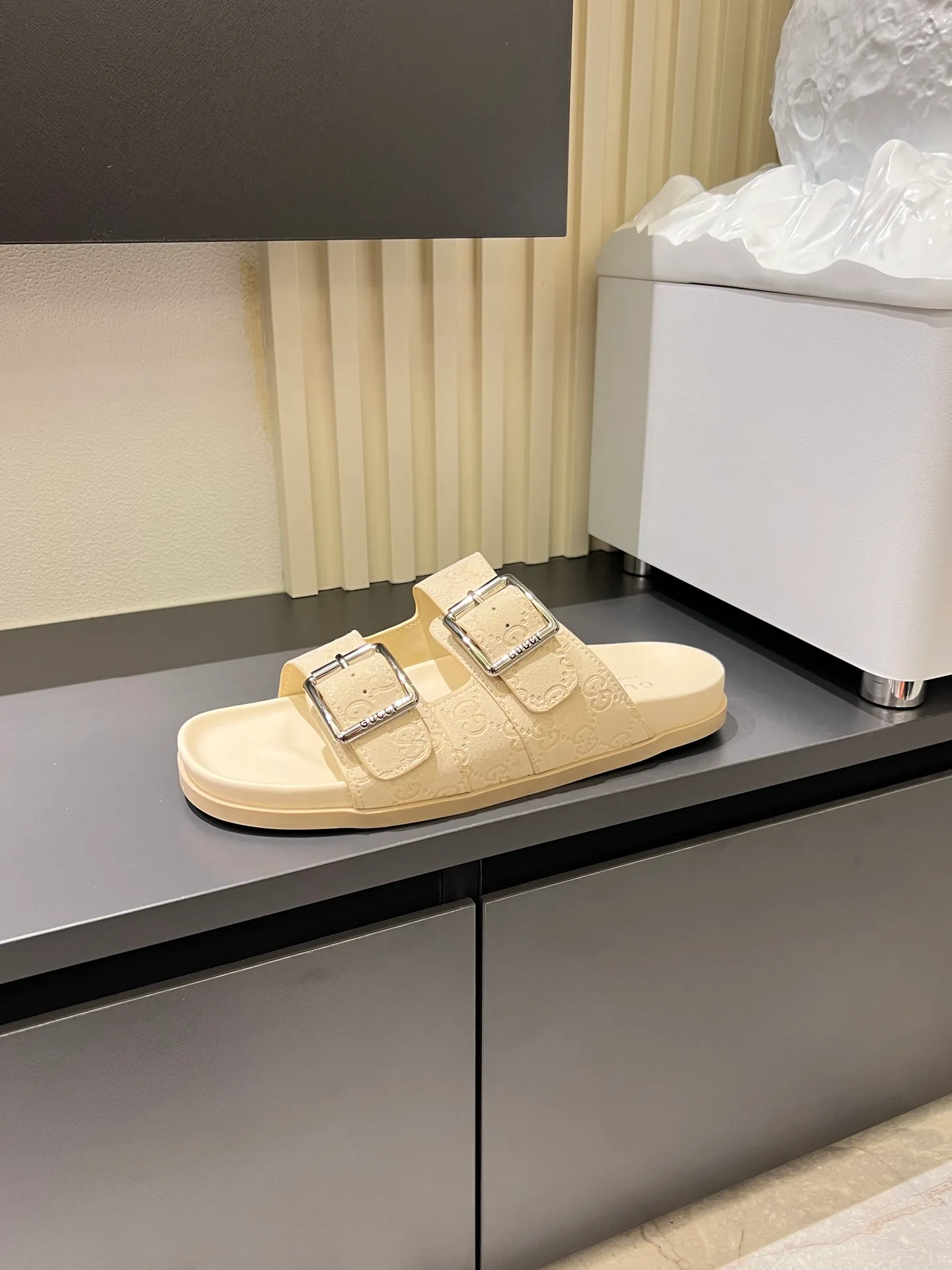 Men's Men's Shoes 💰p320 "GUCC＊" These slippers are made of GG polyester and feature a Gucci label on the front, adding a bold logo feel to the style. "Gucci Made in Italy" stamped label Rubber sole. Size 38-44